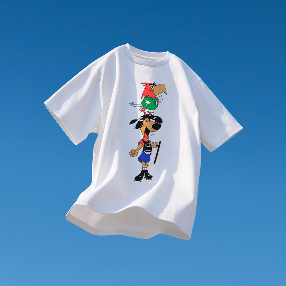 Camiseta Fuck ICE! – Volver a Primera Camiseta blanca “Fuck ICE!” con ilustración sobre identidad, migración y futbol sobre fondo azul