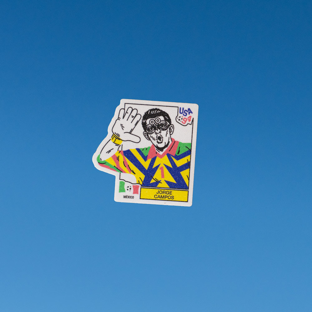 Sticker Superportero (inspirado en Jorge Campos) – Volver a Primera Sticker estilo estampita de portero con uniforme colorido inspirado en Jorge Campos y referencia al personaje Superportero