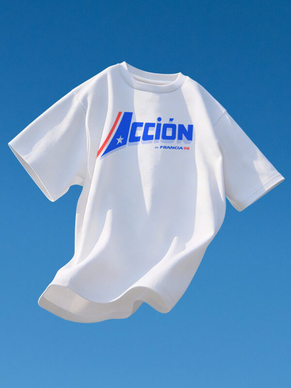 Camiseta blanca con ilustración tipográfica “Acción de Francia 98” en colores rojo y azul sobre fondo azul