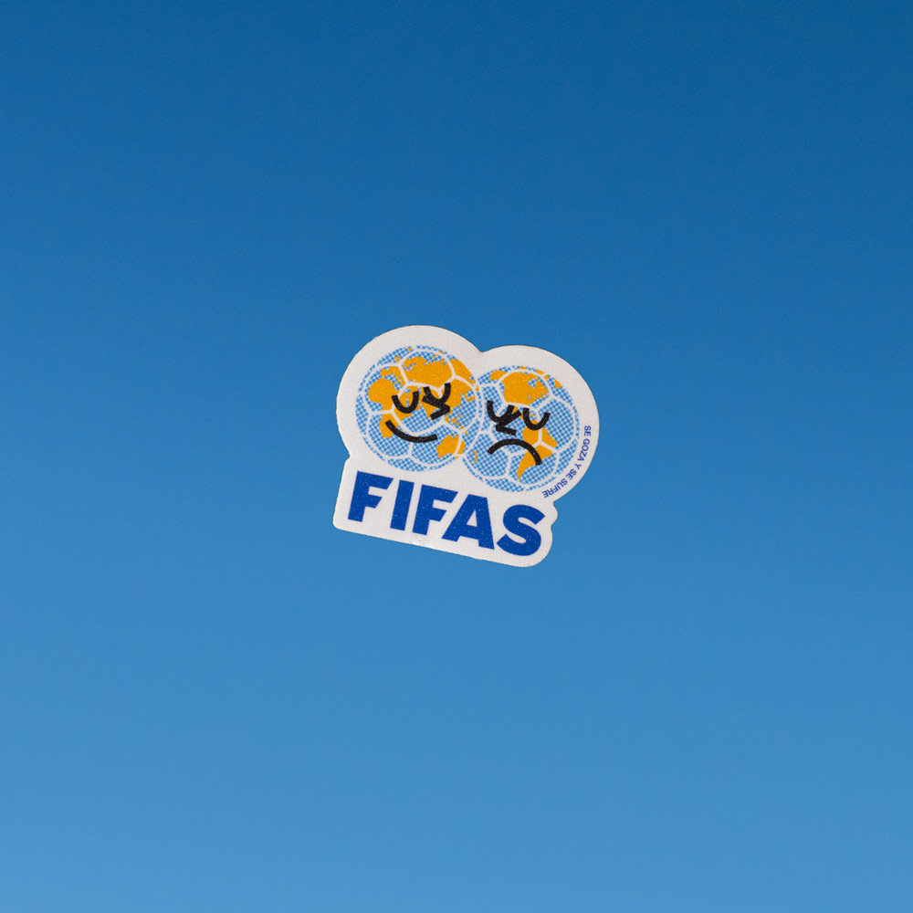 Sticker FIFAS (dos caras) – Volver a Primera Sticker FIFAS con dos balones expresivos que representan emociones opuestas de la afición, victoria y derrota