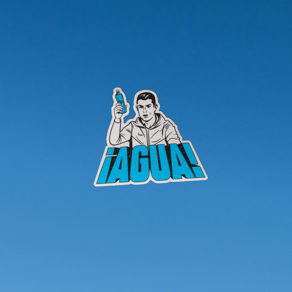 Sticker Agua – Volver a Primera Sticker de futbolista levantando una botella de agua con texto “AGUA”, inspirado en gesto de conferencia de prensa de Cristiano Ronaldo