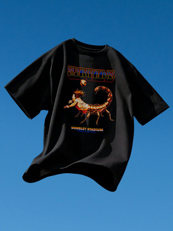 Camiseta Scorpions – Volver a Primera Camiseta Scorpions de Volver a Primera con ilustración inspirada en el escorpión de Higuita en Wembley