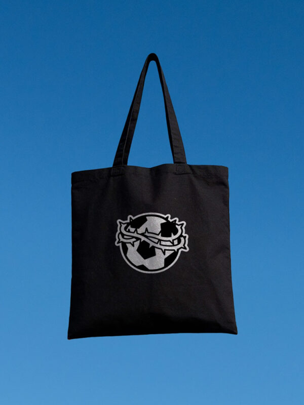 Tote bag negra Mal de amor de Volver a Primera con balón y corona de espinas