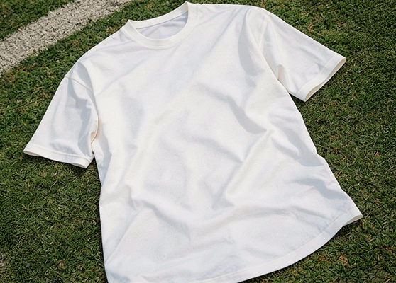 Playera blanca sobre pasto