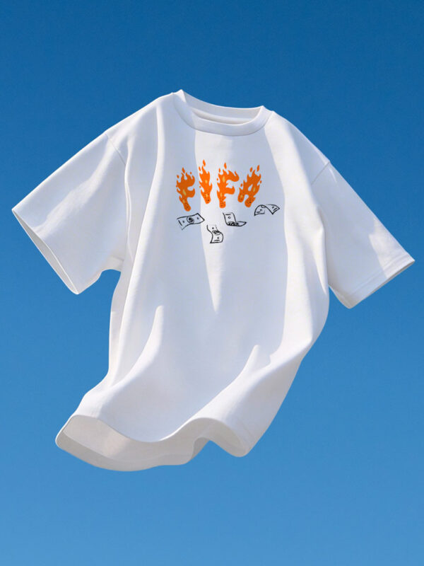 Camiseta FI-Fuck – Vista frontal | Volver a Primera Vista frontal de la camiseta FI-Fuck de Volver a Primera, una playera blanca oversize con ilustración crítica sobre la FIFA y la comercialización del futbol.