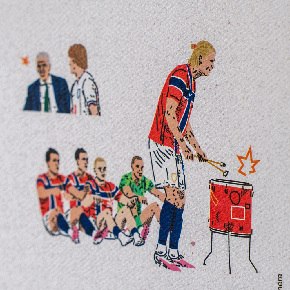 Print Copa del Mundo 2026 – Detalle de ilustración Detalle del print Copa del Mundo 2026 con una ilustración de Erling Haaland tocando el tambor.