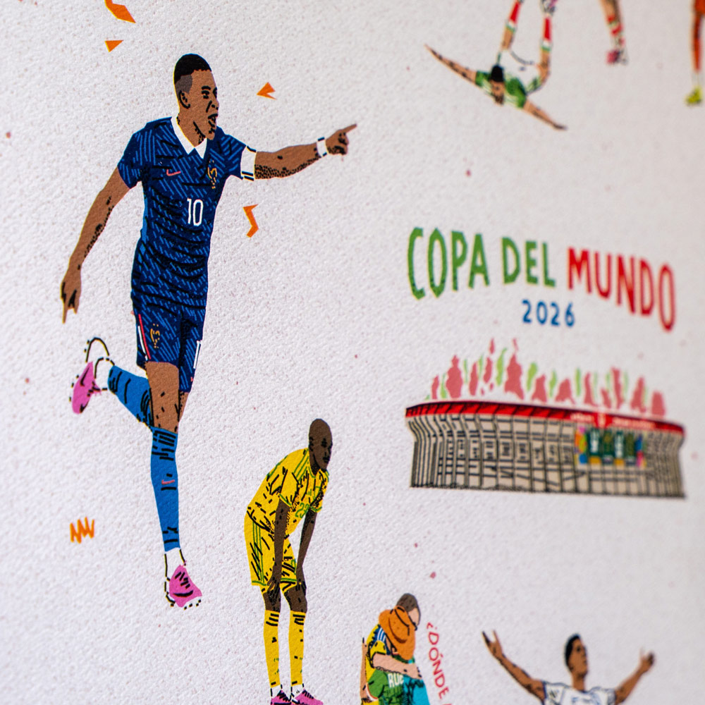 Print Copa del Mundo 2026 – Detalle de Mbappé Detalle del print Copa del Mundo 2026 con una ilustración de Kylian Mbappé celebrando un gol.