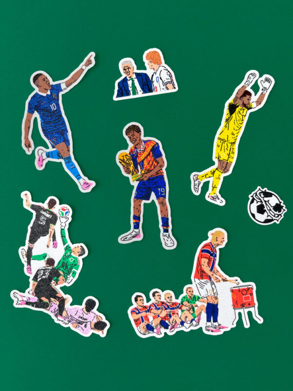 Set de stickers Copa del Mundo 2026 Set de stickers ilustrados de la Copa del Mundo 2026 con escenas y personajes destacados del torneo sobre fondo verde.
